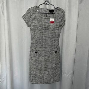 Short sleeve black & white dress with button detail